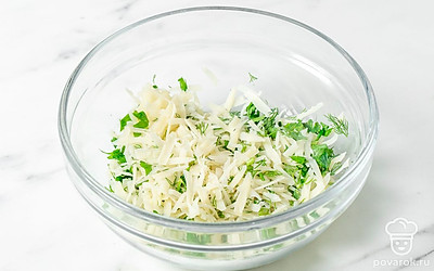 Соедините тертый сыр с зеленью. 