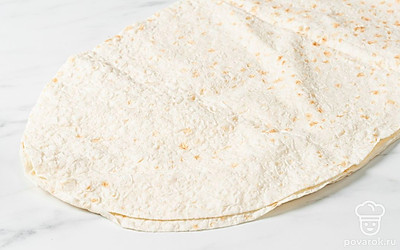  Лист лаваша разложите на столе. 