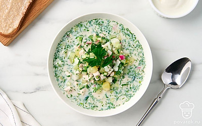 Подайте окрошку с куриной грудкой со сметаной и ломтиком хлеба, намазанного столовым хреном. 