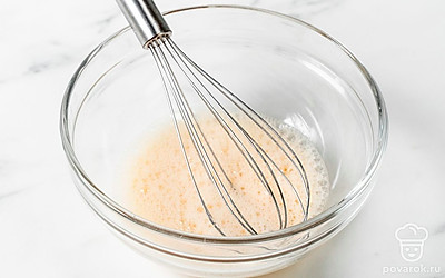 Для кляра разбейте в тарелку яйцо, добавьте соль по вкусу и перемешайте.