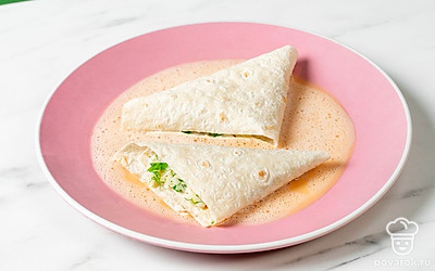 В сковороду влейте масло и разогрейте на среднем огне. Обмакните пирожок в кляре.