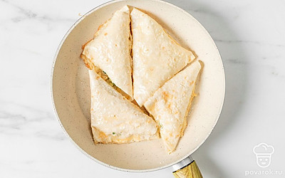 Выложите пирожки в сковороду швом вниз, плотно друг к другу.