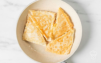 Жарьте пирожки с каждой стороны по 1-2 минуты до золотистой корочки. Если лаваш начнет гореть, убавьте огонь.