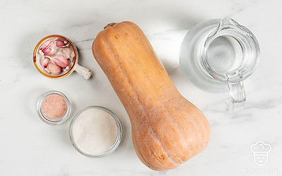 Тыкву промойте, очистите от кожуры и семян. Чеснок очистите от шелухи и вымойте. Подготовьте стерильную банку и крышку.