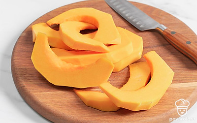 Нарежьте тыкву на небольшие кусочки или ломтики.