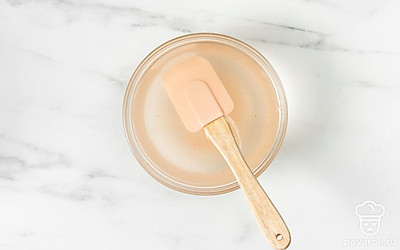 В отдельной посуде соедините воду, соль и сахар. Мешайте до тех пор, пока соль и сахар полностью не растворятся в воде.