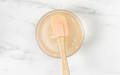 Нарубите мелко зубчики чеснока, а затем добавьте их в соленый раствор.