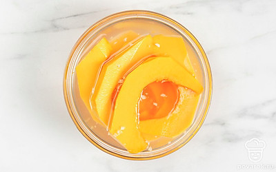 Залейте тыкву раствором из воды, соли, сахара и чеснока так, чтобы она полностью покрылась жидкостью.