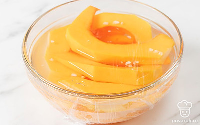 Накройте емкость крышкой или пищевой пленкой чтобы предотвратить доступ воздуха. Оставьте тыкву на 2-3 дня при комнатной температуре.