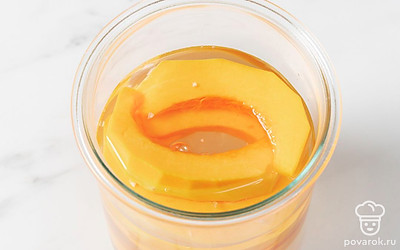 Через 2-3 дня квашеная тыква станет готова к употреблению. Переложите ее в стерильную стеклянную банку подходящего объема в зависимости от размера кусочков тыквы и храните в холодильнике.