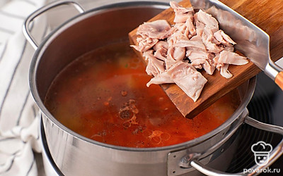 Когда бульон закипит, опустите в него картофель и морковь. Варите овощи около 10-12 минут. Затем посолите и поперчите суп, положите в него кусочки курицы. Прогрейте суп еще 2-3 минуты.