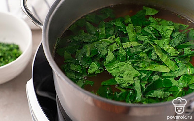Положите в суп шпинат и варите щи в течение 5 минут. Добавьте рубленую петрушку, перемешайте щи и снимите кастрюлю с огня. Прикройте кастрюлю крышкой и оставьте суп постоять 5-6 минут.