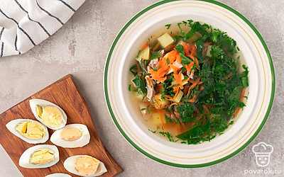 Разлейте щи по порционным тарелкам. Разрежьте вареные яйца вдоль на четвертинки. Положите в каждую тарелку по дольке яйца.