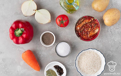 Промойте рис несколько раз, пока вода не станет прозрачной. Вымойте и почистите овощи. Подготовьте кастрюлю и сковороду.