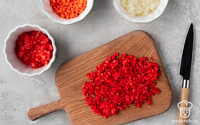 Нарежьте лук, морковь, помидор и болгарский перец мелкими кубиками.