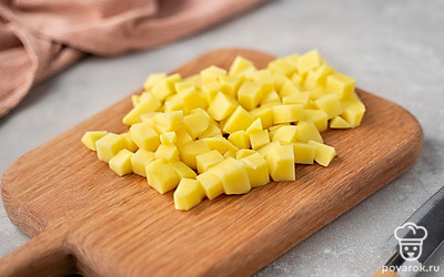 Нарежьте картофель средними кубиками или соломкой.