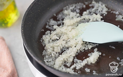 Разогрейте сковороду с маслом. Выложите лук и обжарьте его в течение 5-7 минут, помешивая.