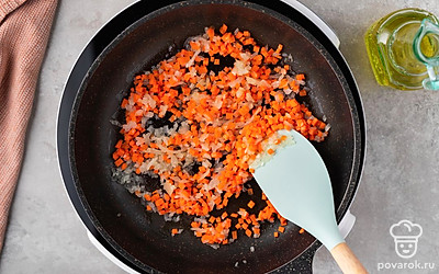 Добавьте к луку морковь. Готовьте все вместе еще несколько минут, не забывая периодически помешивать.