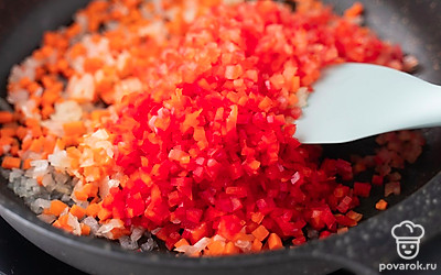 В конце добавьте перец и помидор. Перемешайте. Потушите овощи еще 5 минут, а затем уберите с плиты.