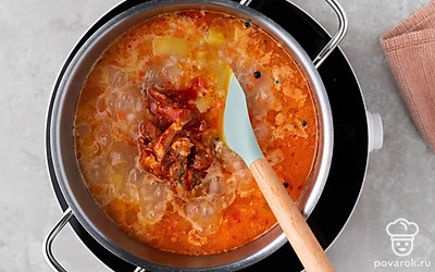 Откройте банку с килькой. Добавьте рыбу в суп и тщательно перемешайте. Снимите кастрюлю с огня и накройте крышкой. Дайте супу настояться 10-12 минут.