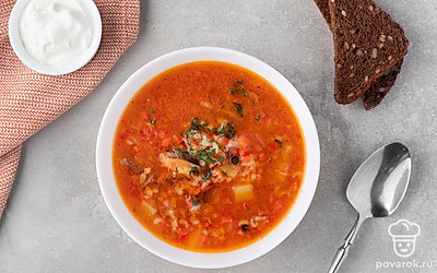 Перед подачей посыпьте суп измельченным укропом. Подавайте на стол вместе со сметаной и ржаным хлебом.