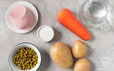 Помойте картофель и морковь. Очистите овощи от кожуры. Откройте банку с зеленым горошком и слейте жидкость.