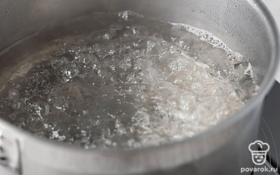 Влейте воду в кастрюлю и доведите ее до кипения на максимальном огне. 