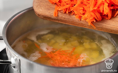 Пока варится картофель, натрите морковь на крупной терке и переложите в кастрюлю с картофелем. Варите овощи до готовности около 7-10 минут.