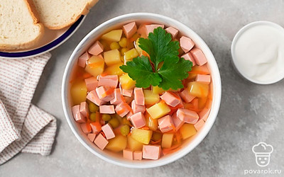 Разлейте суп по тарелкам. Подавайте его со сметаной, свежей зеленью и ломтиками свежего хлеба.