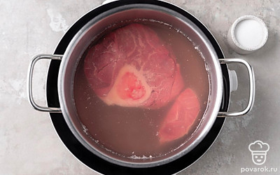 Положите кусок говядины в кастрюлю, залейте водой и поставьте на средний огонь. Доведите до кипения, снимите пену. Посолите, уменьшите нагрев и варите 1 час под крышкой.