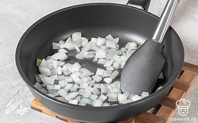 Нарежьте грибы и лук средними кубиками. Разогрейте в сковороде растительное масло и обжарьте лук до мягкости. 