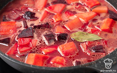 Достаньте из бульона мясо. Процедите бульон, влейте его в сковороду с овощами. Добавьте лавровый лист. Доведите до кипения и варите 30 минут под крышкой.