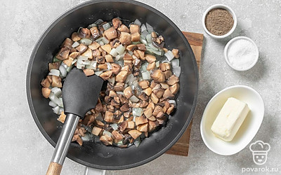 Добавьте в сковороду грибы. Перемешайте и жарьте овощи до тех пор, пока они не станут мягкими и зарумянятся. Положите сливочное масло, добавьте соль и перец по вкусу. Перемешайте и снимите с огня.