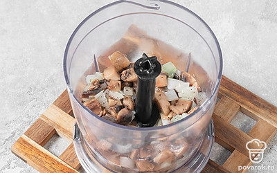 Дайте обжаренным овощам немного остыть. Затем переложите их в чашу блендера и измельчите. Перед подачей грибную икру лучше охладить.