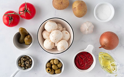 Помойте и обсушите овощи и грибы. Очистите картофель, лук и чеснок. Подготовьте глубокую сковороду и кастрюлю.