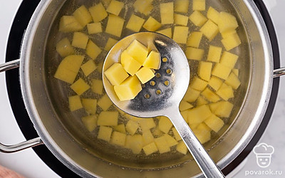 Переложите картофель в кастрюлю и залейте водой. Поставьте на огонь и отварите в течение 10-15 минут после закипания.