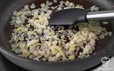 Разогрейте сковороду с оливковым маслом. Выложите лук и обжарьте его до мягкости около 3-4 минут.
