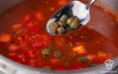 Добавьте в кастрюлю помидоры, обжаренные овощи с шампиньонами и каперсы. Хорошо перемешайте. Варите солянку еще 10 минут до готовности картофеля.