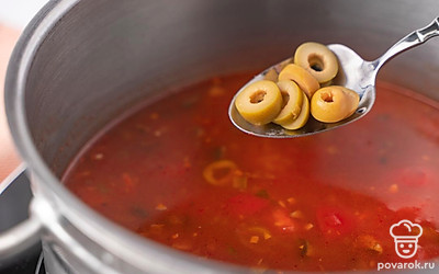 Нарежьте оливки тонкими колечками и добавьте в готовую солянку. Перемешайте. Уберите блюдо с огня.