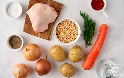 Выложите колотый горох в миску и тщательно промойте его холодной водой до тех пор, пока вода не станет прозрачной. Вымойте мясо, картофель и морковь. Почистите овощи. Ополосните водой укроп и стряхните с него лишнюю жидкость.