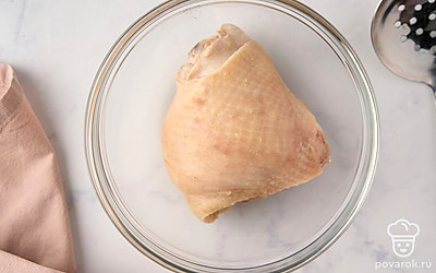 Выложите куриное бедро в кастрюлю с толстым дном. Залейте мясо холодной водой так, чтобы она покрыла кусок курицы. Включите огонь. Когда вода закипит, слейте ее. Промойте курицу под проточной водой, чтобы смыть остатки свернувшейся пены.