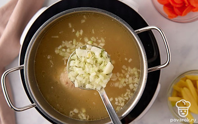 Нарежьте картофель небольшими брусочками. Мелко нашинкуйте лук и веточки укропа. Нарубите морковь кружочками. Как только горох будет почти готов, отправьте овощи в кастрюлю. Продолжайте варить до готовности овощей около 15 минут.