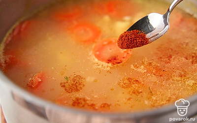 Посолите и поперчите суп по вкусу. Добавьте специи. Перемешайте. Когда все ингредиенты будут готовы, уберите суп с огня. Посыпьте рубленым укропом. Дайте настояться перед подачей в течение 10 минут.