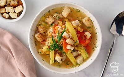 Разлейте суп по тарелкам. При подаче посыпьте блюдо сухариками из белого или ржаного хлеба.