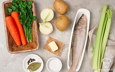 Вымойте и протрите судака. При необходимости очистите его от чешуи, внутренностей и плавников. Промойте и почистите овощи. Ополосните зелень. Подготовьте кастрюлю и сито.