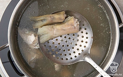 Поставьте кастрюлю на огонь и доведите содержимое до кипения. В процессе варки убирайте с поверхности бульона пену при помощи шумовки.