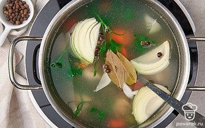 Дождитесь, когда бульон снова закипит. После этого добавьте в него душистый перец и лавровые листья. Перемешайте, а затем оставьте уху вариться еще на 25-30 минут.