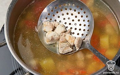 Разрежьте судака на несколько одинаковых кусков. Дождитесь, когда уха снова закипит, а после выложите в нее рыбу. Варите суп еще 10-15 минут после повторного закипания.