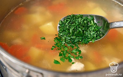 Мелко порубите листья петрушки. Уберите готовую уху с плиты. Добавьте в нее зелень и сливочное масло. Перемешайте и оставьте суп настаиваться на 10-15 минут под крышкой.