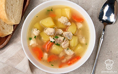 Разлейте уху из судака по тарелкам. Подайте блюдо с хлебом на стол сразу после приготовления, пока оно не остыло.